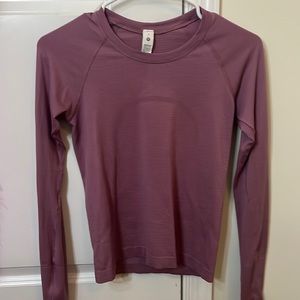 Lululemon Swiftly Tech Long-Sleeve Shirt 2.0
Race Length in color Velvet Dust